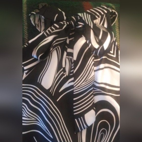 Womens Size Medium Chic Black and White Swirl Sleeveless Tunic With Tied Back. - Picture 4 of 9